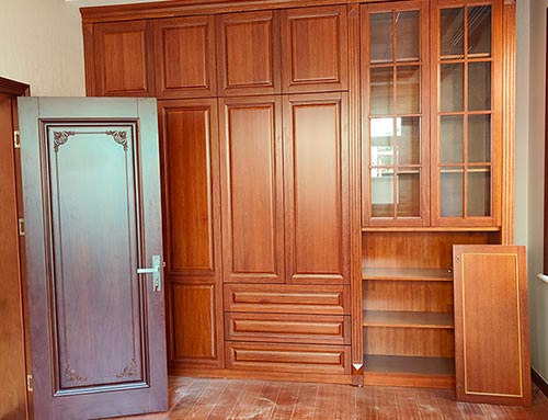 惠济中式家庭装修里定制的实木衣柜效果图
